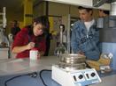 Dos alumnos inician el experimento en el laboratorio de Análisis Ambiental de la UCAV.