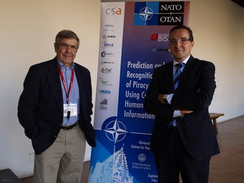 Juan Manuel Corchado, a la derecha, con uno de los organizadores del congreso de la OTAN, James Llinas, de la Universidad de Nueva York.
