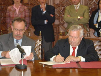 Enrique Battaner (izquierda) y Mariano Rodríguez firman el convenio para la ejecución del proyecto Novatores II
