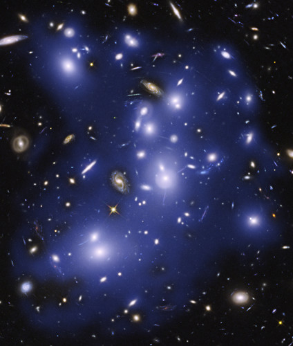 El cúmulo de galaxias masivo Abell 2744, apodado cúmulo de Pandora. Imagen: NASA, ESA, Mireia Montes (IAC), J. Lotz, M. Mountain, A. Koekemoer, Z. Levay y el equipo HFF (STScI).