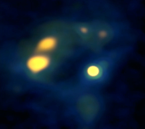Imagen de ALMA de los densos núcleos de gas molecular en las galaxias Antena. El objeto redondo y amarillo cerca del centro podría ser la primera identificación de un cúmulo globular en formación. FOTO: ALMA