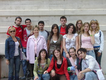 María José Cao (segunda por la izq en el centro) rodeada de sus alumnos
