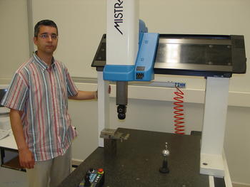 Joaquín Barreiro García, doctor Ingeniero Industrial e investigador de la Universidad de León, junto a la máquina de medir por coordenadas.