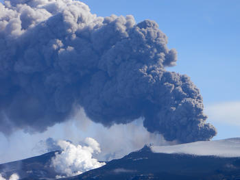 Humo negro procedente del volcán islandés Eyjafjalla.