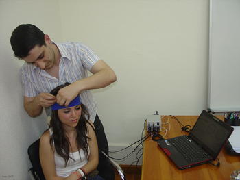 José Enrique Díaz González coloca los electrodos a una compañera para realizar una prueba.