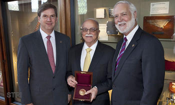 Cristián Samper, secretario del STRI en Panamá, Ira Rubinoff y Wayne Clough, secretario general del Instituto Smithsonian, durante la entrega de la medalla.