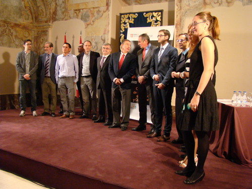 Foto de familia de los premiados en la segunda edición del concurso Desafío Universidad-Empresa.