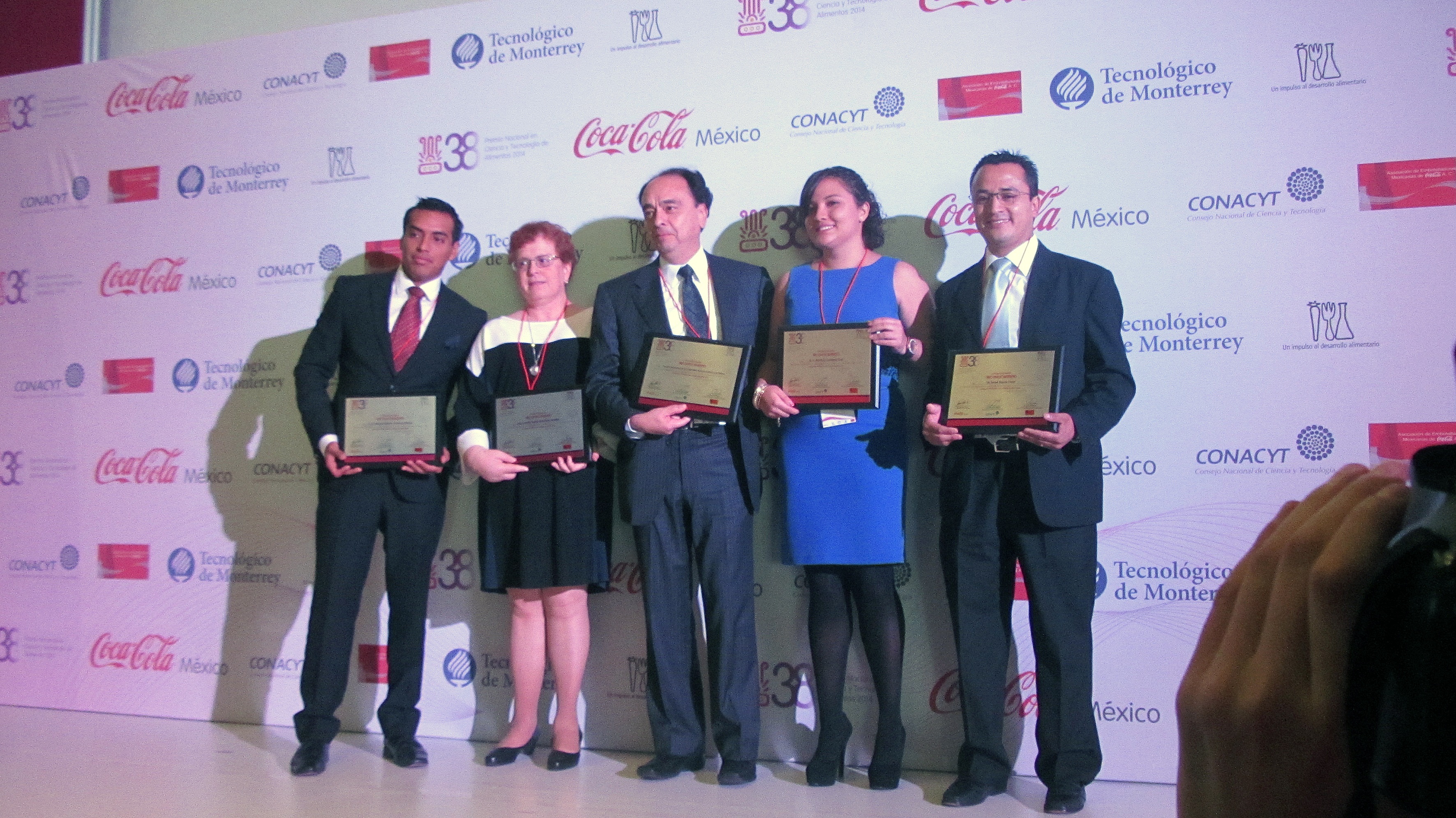 Equipo de la investigación de la UNAM que obtuvo el Premio Nacional en Ciencia y Tecnología de Alimentos 2014 . FOTO: AGENCIA ID