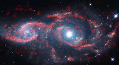 Deslumbrantes estructuras en forma de párpado rebosando de estrellas en la galaxia IC 2163. Créditos: M. Kaufman; B. Saxton (NRAO/AUI/NSF); ALMA (ESO/NAOJ/NRAO); NASA/ Telescopio espacial Hubble de la ESA