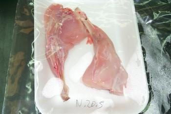 Carne de conejo envasada en una bandeja.