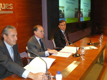 El consejero de Economía (centro), junto a Fernando Diez (izq), presidente del cluster, y Luis Aníbarros, gerente del Centro de Innovación en Movilidad.