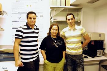 María Dolores Estilita, Sebastián Hormigo y Mohamed Arje en el laboratorio.