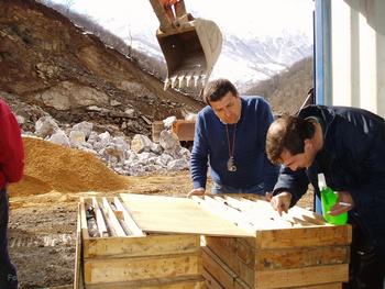 Los investigadores analizan unos sondeos durante la excavación del túnel de Pajares.