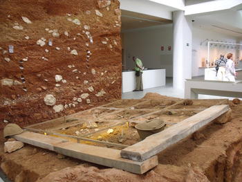 Recreación de los yacimientos de Atapuerca que puede verse en el MEH.