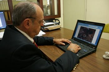 Rodolfo Hermosilla frente a su ordenador (FOTO: UVG).