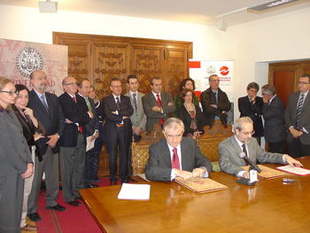 El consejero de Sanidad y el rector de la Universidad de Salamanca, junto a científicos implicados en el IBSAL.