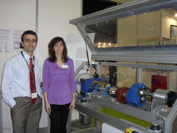 Anibal Reñones y María Ángeles Gallego, de Cartif, junto a la herramienta prototipo para el mantenimiento predictivo de aerogeneradores.