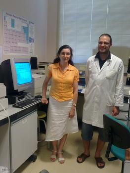 Isabel Revilla y Miguel Ángel Lurueña, en el laboratorio.