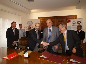 El rector de la Universidad de Salamanca y el consejero delegado de Inibsa se dan la mano.
