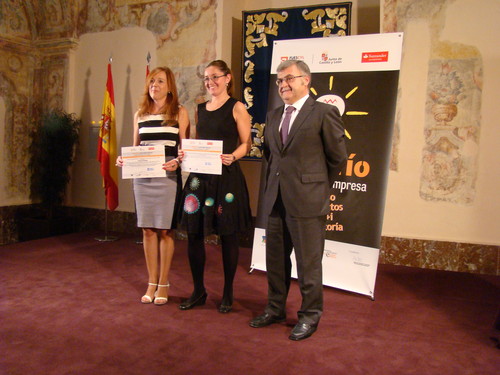 Juan Casado entrega el segundo premio del concurso Desafío Universidad-Empresa.