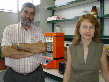 Pedro Ramos junto a María del Carmen Márquez en los laboratorios de la Facultad de Ciencias