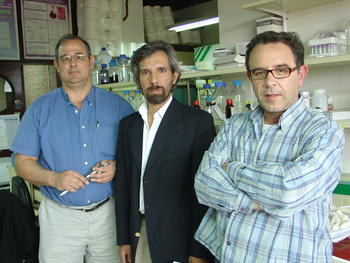 Héctor Hugo García, en el centro, visita el laboratorio de Parasitología de la Universidad de Salamanca