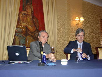 José María Souza (a la izquierda) minutos antes de comenzar su intervención