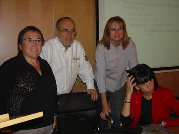 José Manuel de Pablos y otras participantes en el encuentro sobre revistas científicas.