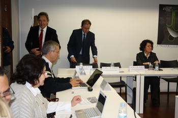 Guilherme Suarez-Kurtz y Alberto Orfao, de pie a la izquierda, en un momento de la reunión.