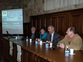 El vicerrector de Investigación de la Universidad de Salamanca presenta la conferencia sobre glaciares