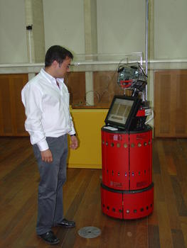 José Antonio Gil, con un robot