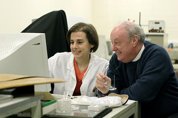  Susana Jorge observa resultados en el ordenador junto a Howell Edwards, director del laboratorio de espectroscopía Raman de la Universidad de Bradford.