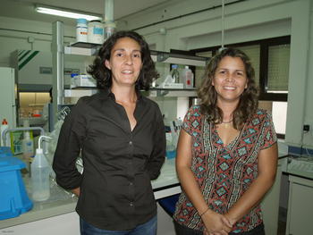 María del Mar Siles, izquierda, junto a Nidia Sandoval, en un laboratorio del Irnasa.