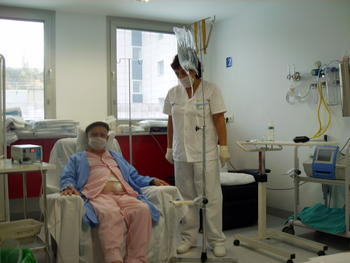 Paciente en tratamiento de diálisis al que se le está realizando una bioimpedancia.