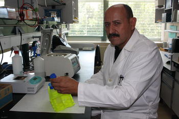 Enrique Villar, en el laboratorio.