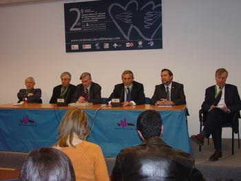 Seis de los investigadores participantes en el simposio, con Fernández Avilés en el centro