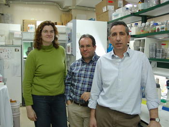 Margarita Díaz, José Manuel Fernández y Ramón Santamaría en el laboratorio