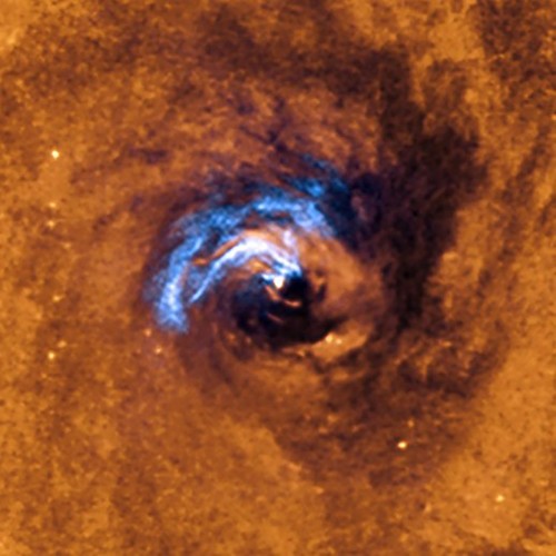 La imagen muestra el proceso de alimentación nuclear de un agujero negro en la galaxia NGC 1566 y cómo los filamentos de polvo que envuelven el núcleo activo quedan atrapados y giran alrededor del agujero negro hasta que son tragados por él/ESO.