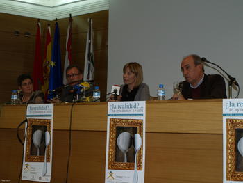 En el centro, la psicóloga María Ángeles Gómez y el gerente de Salud de Área de Salamanca, junto a miembros de Astra