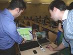 Los dos jÃ³venes emprendedores muestran su trabajo en el ordenador.