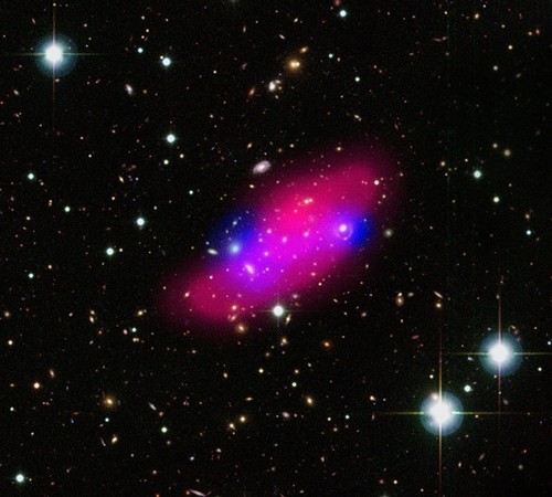 En la imagen se ve el “Bullet Group” y sus galaxias, las que están rodeadas por materia oscura -que se ve en azul-. Crédito: ESA / XMM-Newton / F. Gastaldello/ CFHTLS