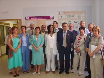 Foto de familia con representantes de todos los institutos que han mostrado su trabajo a la ministra