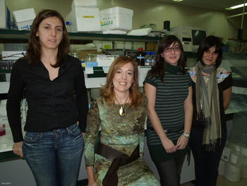 Ana Isabel Morales, segunda por la izquierda, junto a otras investigadoras de su grupo
