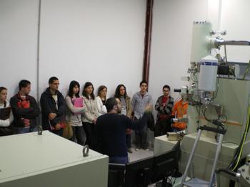 Los alumnos de Industriales que acudieron a la jornada FIBEST de 2010 visitaron la Unidad de Microscopía Electrónica Avanzada del Parque científico UVa.