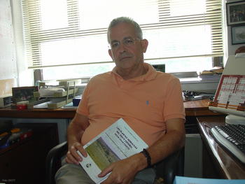 Juan Gallardo, investigador del Irnasa, con el libro 