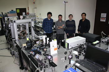 Algunos investigadores del CLPU y de la Universidad de Salamanca, junto al láser de 20 teravatios.