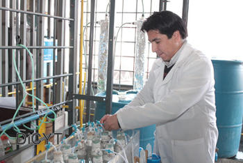 César Huiliñir investiga el desarrollo de energía térmica a partir de la quema de lodos residuales.