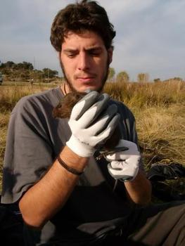 Pablo García sujeta una rata de agua. Foto: Miguel Lizana.