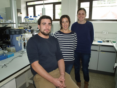 Mónica Balsera, en el centro, y dos investigadores de su grupo, en el laboratorio.