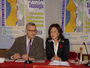 Miguel Ángel Cueto y Miren Larrazábal, en la presentación del 'X Congreso Español de Sexología'
